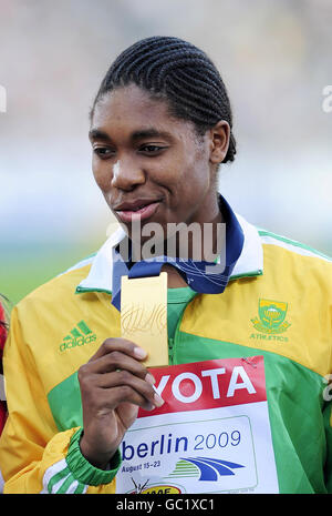 Südafrikas Meisterin Semenya mit ihrer Goldmedaille, nachdem sie gestern im Rahmen der IAAF-Weltmeisterschaft im Olympiastadion Berlin das 800-m-Finale der Frauen gewonnen hatte. Stockfoto