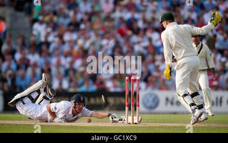 Der englische Jonathan Trott wird vom australischen Simon Katich beim fünften npower-Testspiel im Oval in London ausgelaufen. Stockfoto