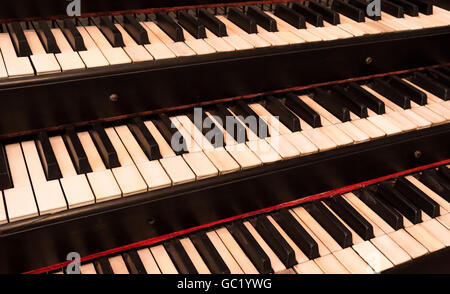 Altes Elfenbein Tastatur Handbücher einer klassischen Kirchenorgel Stockfoto