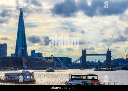 Londoner Stadtbild mit Tower Bridge vor einem Himmel mit dramatische Wolken Stockfoto