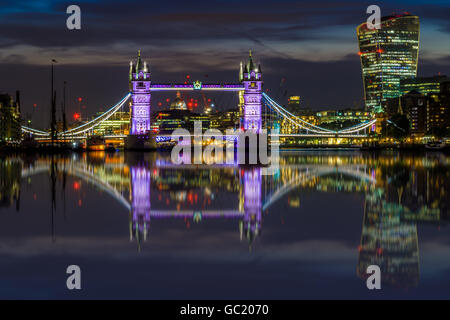 Beleuchtete London Stadtbild mit Tower Bridge und Fenchurch Building bei Sonnenuntergang Stockfoto