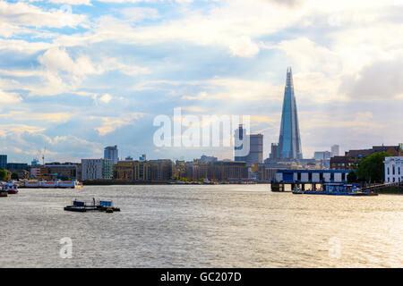 Londoner Stadtbild mit Sonnenstrahlen durch die Wolken scheint Stockfoto