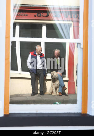 Auld Lamas Fair. Die Besucher reflektierten sich in einem Fenster auf der Auld Lamas Fair in Ballycastle, Co Antrim. Stockfoto