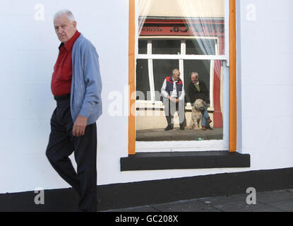 Die Besucher reflektierten sich in einem Fenster auf der Auld Lamas Fair in Ballycastle, Co Antrim. Stockfoto