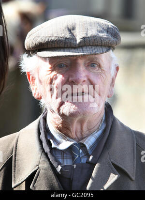 Ein Mann beobachtet Pferdehändler auf der Auld Lamas Fair in Ballycastle, Co Antrim. Stockfoto