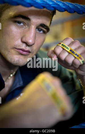 Der britische und Commonwealth Light-Heavyweight Champion Nathan geschickt, Der am 9. Oktober in der Odyssey Arena in Belfast seinen Commonwealth-Titel verteidigt, zeigt seine Unterstützung für die Royal Welsh und ihre großartige Arbeit, indem er die „Soldiers Charity“ voll unterstützt und das Handgelenkband „Support the Royal Welsh in Afghanistan“ trägt. Stockfoto