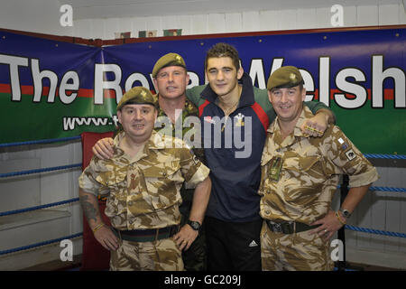 Der britische und Commonwealth-Schwergewichtschampion Nathan Cleverly, der am 9. Oktober in der Odyssey Arena in Belfast seinen Commonwealth-Titel verteidigt, wird mit Soldaten des Royal Welsh Regiment in seiner Turnhalle in Bargoed, Wales, Nathan zeigt seine Unterstützung für die Royal Welsh und die großartige Arbeit, die sie leisten, indem er die "Soldiers Charity" voll unterstützt und das Handgelenkband "Support the Royal Welsh in Afghanistan" trägt. Stockfoto