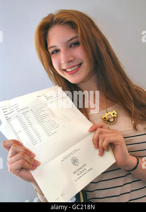 Harriet Arnott, 16, von der Richmond School mit ihrer NOTE A* und A. Stockfoto