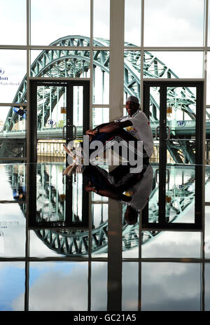 Phillips Idowu Goldmedaillengewinnerin bei den Weltmeisterschaften posiert während einer Pressekonferenz im Hilton Hotel, Newcastle, für Fotos. Stockfoto