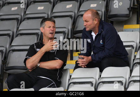 Rugby Union - Glasgow Warriors Training Session - Firhill. Sean Lineen, Trainer der Glasgow Warriors, chattet während des Trainings in der Firhill Arena, Glasgow, mit Andy Robinson, Coach der Scotlands. Stockfoto