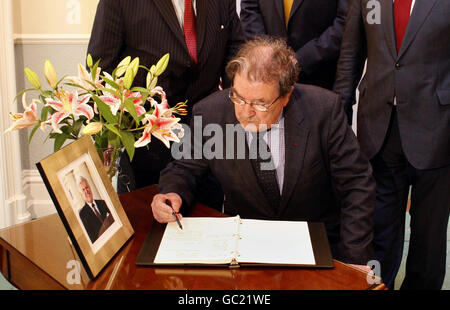 Der ehemalige SDLP-Führer John Hume unterzeichnet ein Kondolenzbuch zum Gedenken an Senator Edward Kennedy im US-Konsulat im Danesfort House in Belfast. Stockfoto