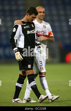 Olympique Lyonnais' Cris mit Torwart Remy Vercoutre (links) Stockfoto