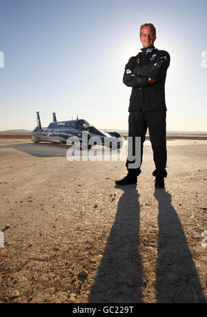 Don Wales, der schnellste Mann der Welt in einem Dampffahrzeug, das mit dem britischen Dampfwagen „Inspiration“ stand und mit 148 km/h über den Rogers Dry Lake auf der Edwards Air Force Base, Mojave Desert, Kalifornien, USA, fuhr. Stockfoto