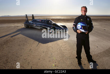 Don Wales, der schnellste Mann der Welt in einem Dampffahrzeug, das mit dem britischen Dampfwagen „Inspiration“ stand und mit 148 km/h über den Rogers Dry Lake auf der Edwards Air Force Base, Mojave Desert, Kalifornien, USA, fuhr. Stockfoto