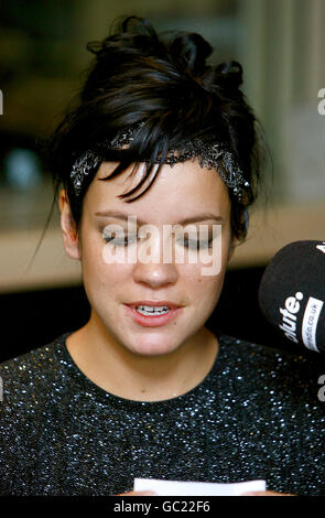 Sängerin Lily Allen bei Absolute Radio im Zentrum von London. Stockfoto