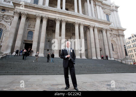 TV-Moderator Michael Aspel, der bei einem Gottesdienst zum 70. Jahrestag der ersten Evakuierung von Kindern während des Zweiten Weltkriegs in der St. Paul's Cathedral evakuiert wurde. Stockfoto