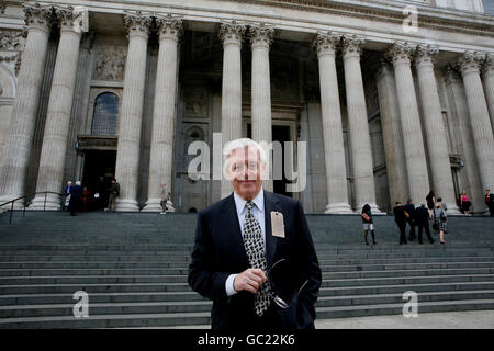 TV-Moderator Michael Aspel, der bei einem Gottesdienst zum 70. Jahrestag der ersten Evakuierung von Kindern während des Zweiten Weltkriegs in der St. Paul's Cathedral evakuiert wurde. Stockfoto