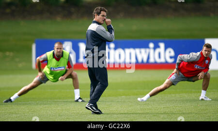 Fußball - International Friendly - England gegen Slowenien - England Trainings- und Pressekonferenz - London Colney. Der englische Manager Fabio Capello schaut während der Trainingseinheit in London Colney, London, auf. Stockfoto