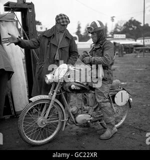 Der mit Schlamm bespritzte P. Bogehoj aus Odense, Dänemark, kehrt am ersten Tag des 36. Internationalen sechs-Tage-Trials nach Llandrindod, Wales, zurück, nachdem er 12 Stunden lang im Sattel war. Stockfoto