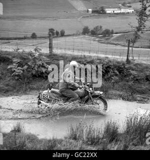 Der sowjetische russische Fahrer S. Staryck aus Moskau durchläuft am ersten Tag des 36. Internationalen Sechstagevorgangs, der in Llandrindod Well, Wales, begann, eine Wassergefahr. Stockfoto