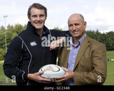 Rugby Union - Fergus Wallace Photocall - White Craigs Rugby Club. Fergus Wallace trifft während der Fotowand im White Craigs Rugby Club, Glasgow, den aktuellen Kapitän Alastair Kellock der Krieger. Stockfoto