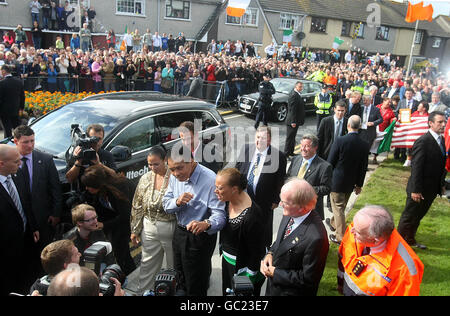 Boxlegende Muhammad Ali mit seiner Frau Lonnie Ali (rechts) in Ennis Co.Clare Ireland enthüllt seinen Vorfahren die Tafel auf der Turnpike Road, nachdem er heute als erster Freeman seines Stammhauses in Irland geehrt wurde. Stockfoto