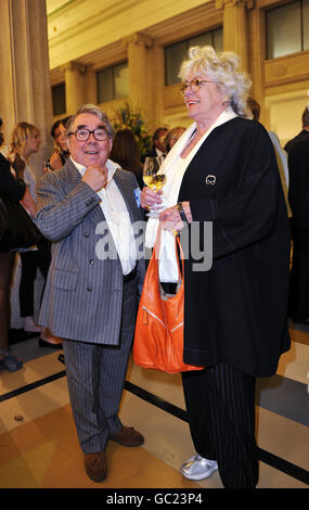 Ronnie Corbett und Frau Anne nahmen an der Eröffnung des neuen Green's Restaurant & Oyster Bar im 14 Cornhill in der City of London Teil, das am Donnerstag für die Öffentlichkeit geöffnet ist. Stockfoto