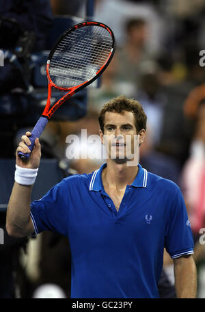 Tennis - 2009 US Open - Tag zwei - Flushing Meadows. Der britische Andy Murray feiert den Sieg von Lettlands Ernests Gulbis am zweiten Tag der US Open in Flushing Meadows, New York. Stockfoto