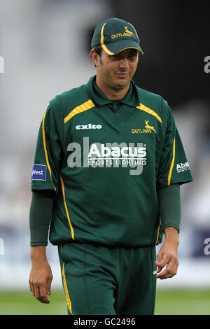 Cricket - NatWest Pro40 - Division One - Nottinghamshire Outlaws / Yorkshire Carnegie - Trent Bridge. Paul Franks Von Nottinghamshire Outlaws Stockfoto