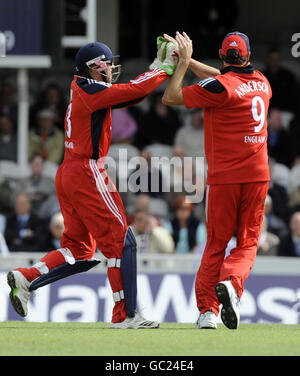 England Wicketkeeper Matt Prior (links) feiert den Run von Australiens Cameron White mit Teamkollege James Anderson während des eintägigen International-Spiels im Oval, London. Stockfoto