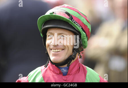 Jockey Kieren Fallon in der Parade Ring für das erste Rennen auf seinem Comeback zu Rennen auf Lingfield Racecourse. Stockfoto