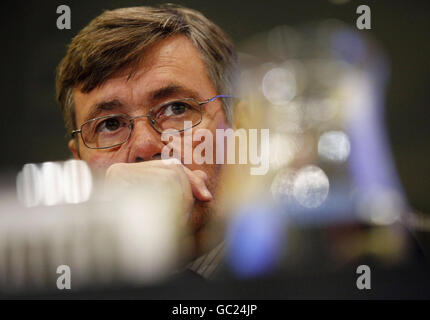 Verteidigungsminister Bob Ainsworth nimmt an einer Grundsatzrede von Premierminister Gordon Brown über Afghanistan im Internationalen Institut für strategische Studien in Zentral-London Teil. Stockfoto