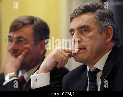 Premierminister Gordon Brown und Verteidigungsminister Bob Ainsworth nehmen an einer Fragestunde im Anschluss an eine Grundsatzrede zu Afghanistan im Internationalen Institut für strategische Studien im Zentrum von London Teil. Stockfoto