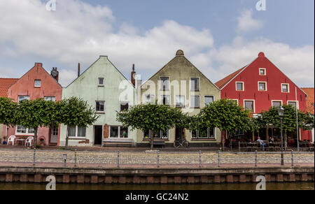 Bunte Häuser am alten Hafen von Weener, Deutschland Stockfoto