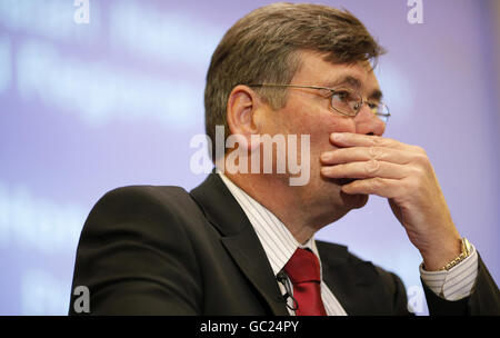 Verteidigungsminister Bob Ainsworth nimmt an einer Grundsatzrede von Premierminister Gordon Brown über Afghanistan im Internationalen Institut für strategische Studien in Zentral-London Teil. Stockfoto