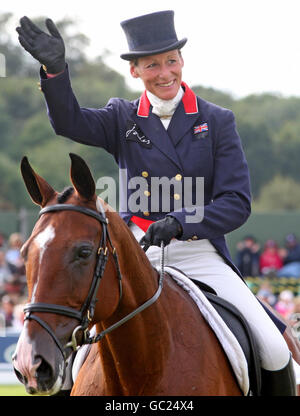 Die britische Mary King winkt auf Kings Temptress, während sie am zweiten Tag der Burghley Horse Trials, Burghley House, Stamford in der Dressage antreten. Stockfoto