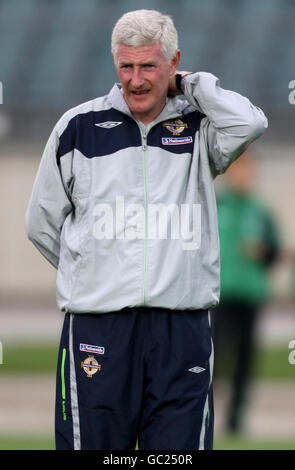 Fußball - FIFA Fußball-Weltmeisterschaft 2010 - Qualifikationsrunde - Gruppe drei - Polen gegen Nordirland - Nordirland Stadium Walk - S... Der nordirische Manager Nigel Worthington während des Stadionspaziergangs im Slaski Stadium, Chorzow, Polen. Stockfoto