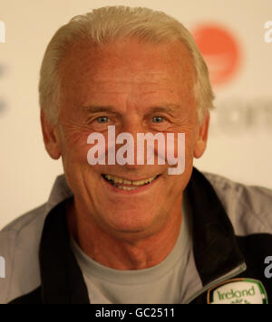 Der Manager der Republik Irland Giovanni Trapattoni spricht während einer Pressekonferenz im Pancyprian Gymnastic Association Stadium, Nicosia, Zypern. Stockfoto