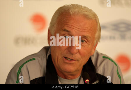 Der Manager der Republik Irland Giovanni Trapattoni spricht während einer Pressekonferenz im Pancyprian Gymnastic Association Stadium, Nicosia, Zypern. Stockfoto