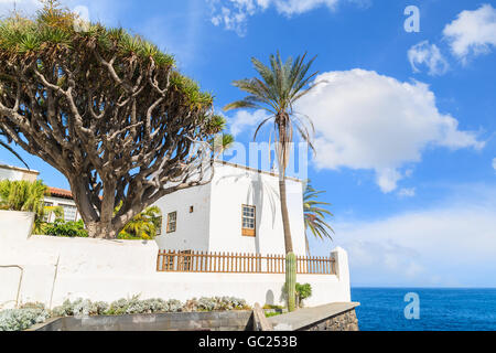 Typische kanarische weißen Haus auf der Klippe mit Meer im Hintergrund und schönen Himmel, Puerto De La Cruz, Teneriffa, Kanarische Islan Stockfoto
