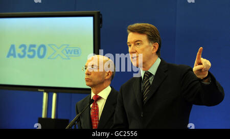 Business Secretary Lord Mandelson (rechts) und Airbus Head of Operations Tom Williams bei der A350 XWB Pressekonferenz bei Airbus in Filton, Bristol. Stockfoto