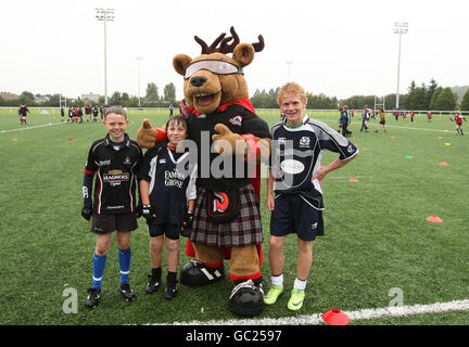 Edinburgh Rugby Maskottchen flinty Posen mit Teilnehmern während des Edinburgh Rugby Summer Camp in Murrayfield, Edinburgh. Stockfoto