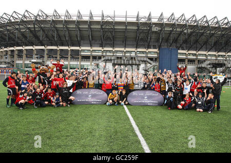 Rugby Union - Edinburgh Rugby Summer Camp - Murrayfield. Kinder versammeln sich während des Edinburgh Rugby Summer Camps in Murrayfield, Edinburgh, für ein Gruppenfoto vor dem Stadion. Stockfoto