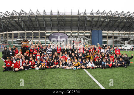 Kinder treffen sich während des Edinburgh Rugby Summer Camps in Murrayfield, Edinburgh, um ein Gruppenfoto vor dem Stadion zu machen. Stockfoto