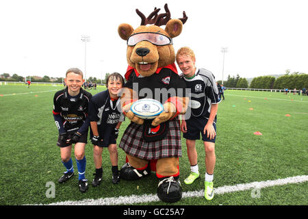 Edinburgh Rugby Maskottchen flinty Posen mit Teilnehmern während des Edinburgh Rugby Summer Camp in Murrayfield, Edinburgh. Stockfoto