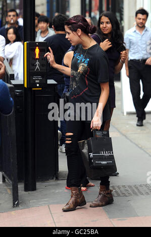 Pfirsiche Geldof verlässt den Inanch London Friseursalon in der Great Portland Street, Central London, nachdem er Haarverlängerungen erhalten hat. Stockfoto