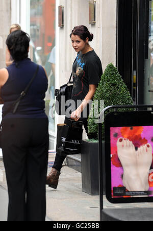 Pfirsiche Geldof verlässt den Inanch London Friseursalon in der Great Portland Street, Central London, nachdem er Haarverlängerungen erhalten hat. Stockfoto