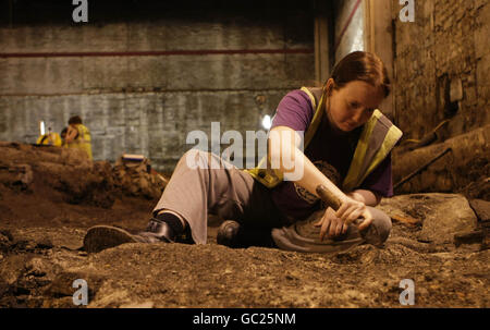 Ein Archäologe bei der Arbeit im Smock Alley Theatre in Dublin, wo eine archäologische Ausgrabung die Grundlagen eines Theaters aus dem 17. Jahrhundert und eine Reihe von Artefakten aus Theateraufführungen entdeckt hat. Stockfoto