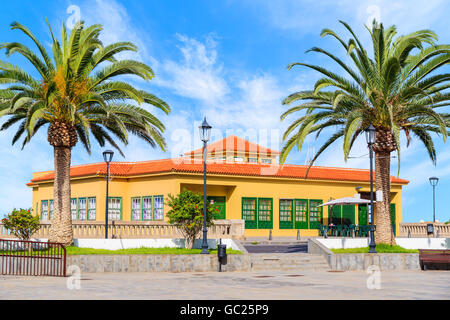 Rathaus am Platz mit Palmen in San Juan De La Rambla Stadt, Teneriffa, Kanarische Inseln, Spanien Stockfoto