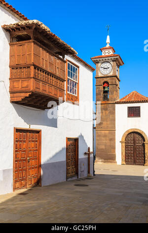 Straße mit typisch kanarischen Stil Kirche in San Juan De La Rambla Stadt, Teneriffa, Kanarische Inseln, Spanien Stockfoto